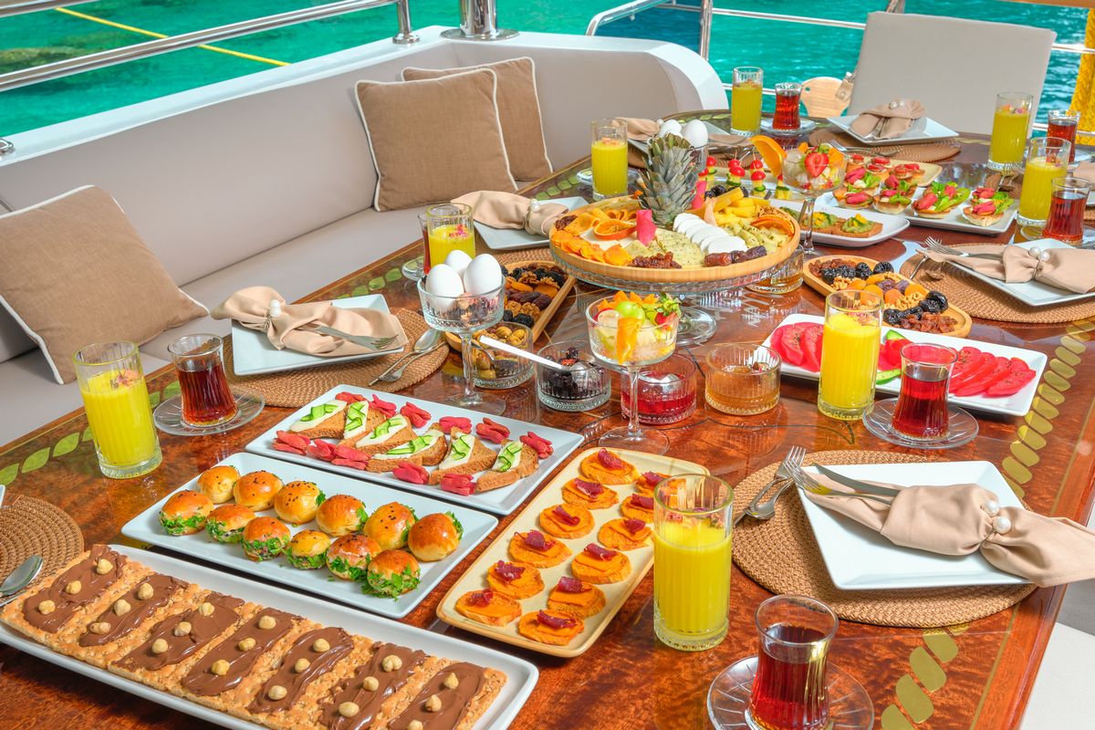 What is the Food and Beverage Experience Like on a Gulet Holiday?